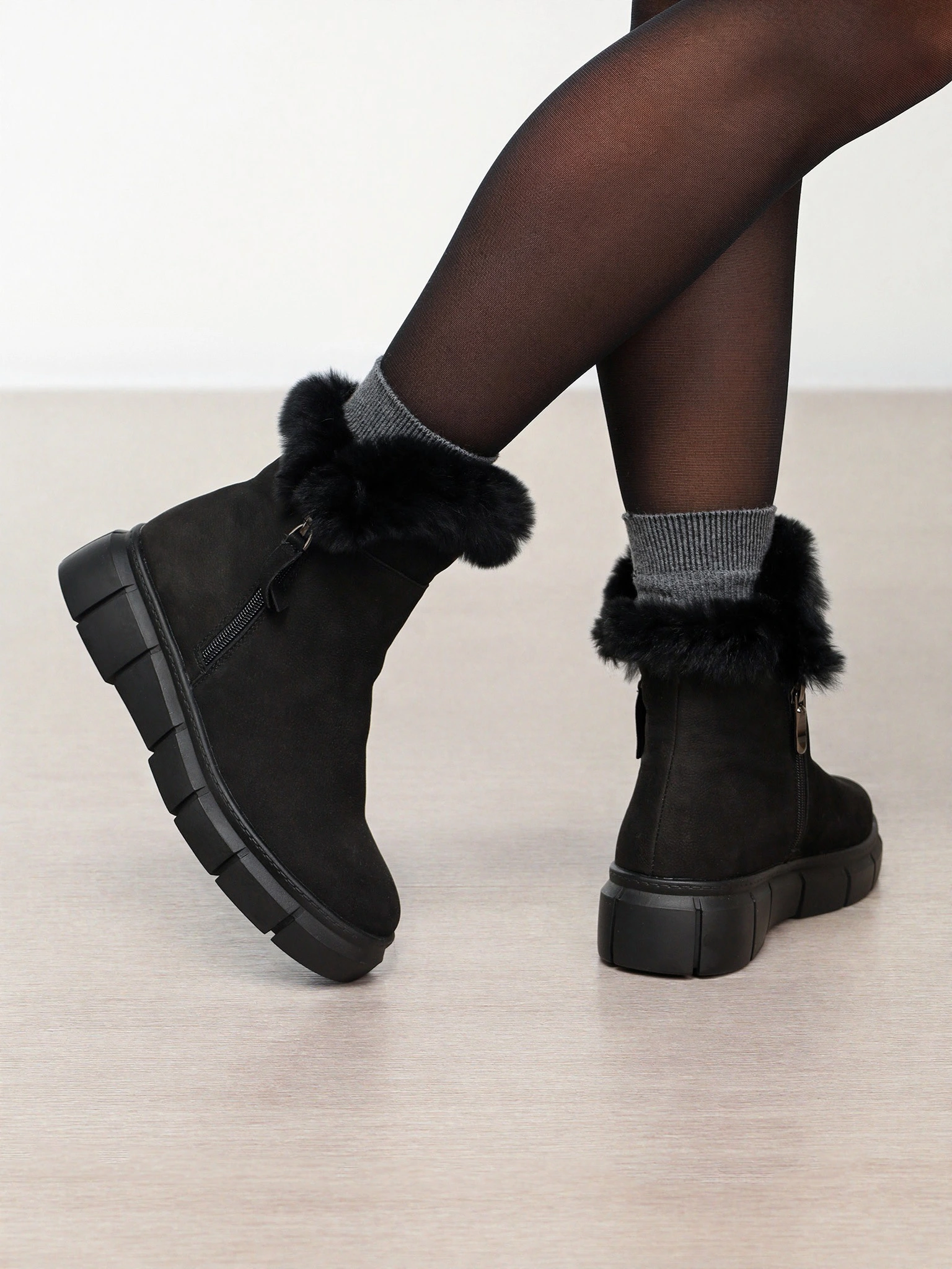 Ботинки черного цвета с оторочкой мехом на средней платформе